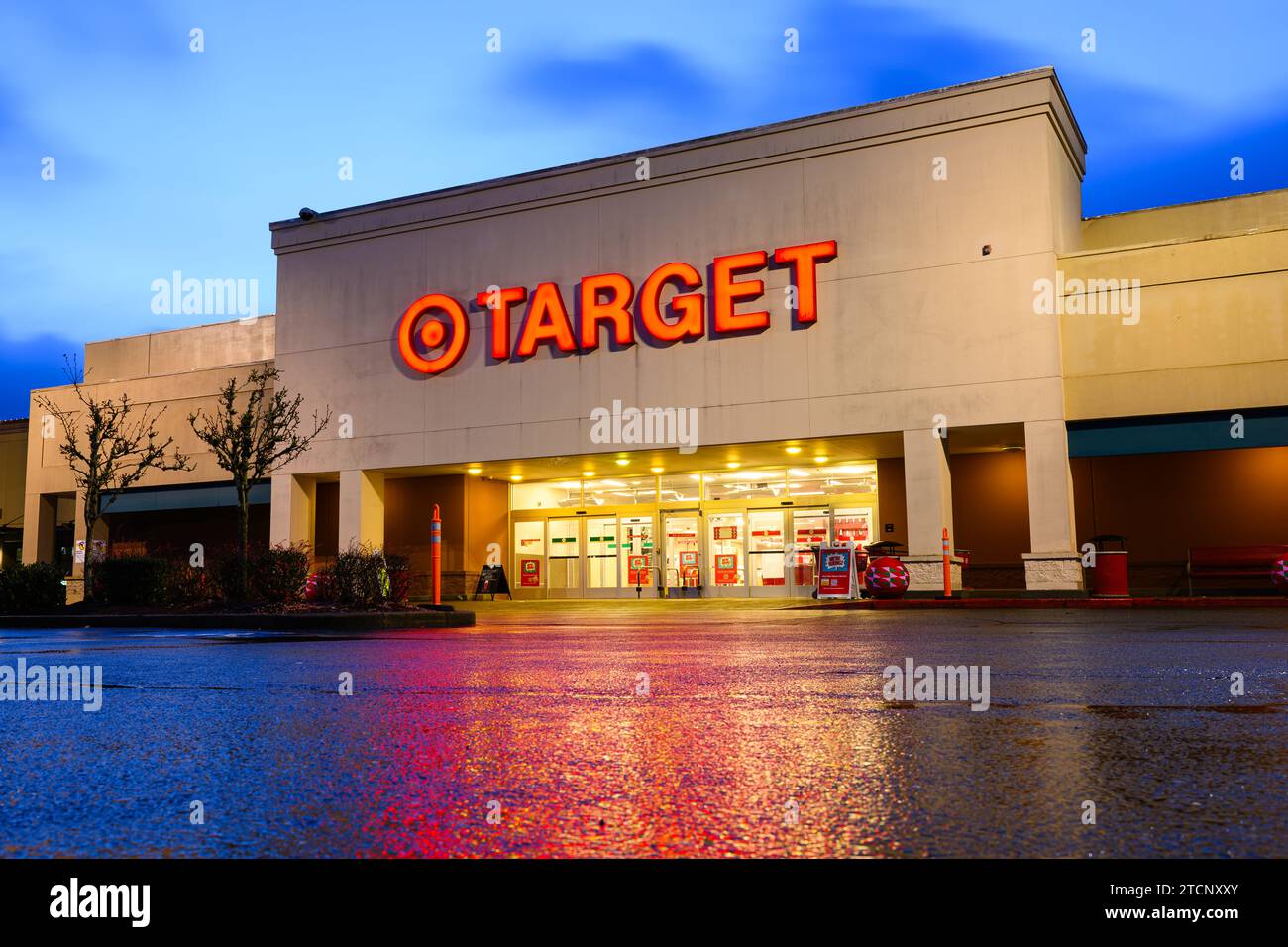 Issaquah, WA, États-Unis - le 10 décembre 2023 ; façade du magasin Target avec asphalte mouillé réfléchissant une affiche rouge dans la chaussée humide Banque D'Images