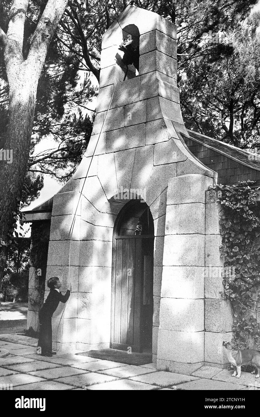 01/28/1977. Sonnant la cloche dans l'ermitage en face du Palais, et où la famille royale entend la messe. Crédit : Album / Archivo ABC / Ángel Carchenilla Banque D'Images