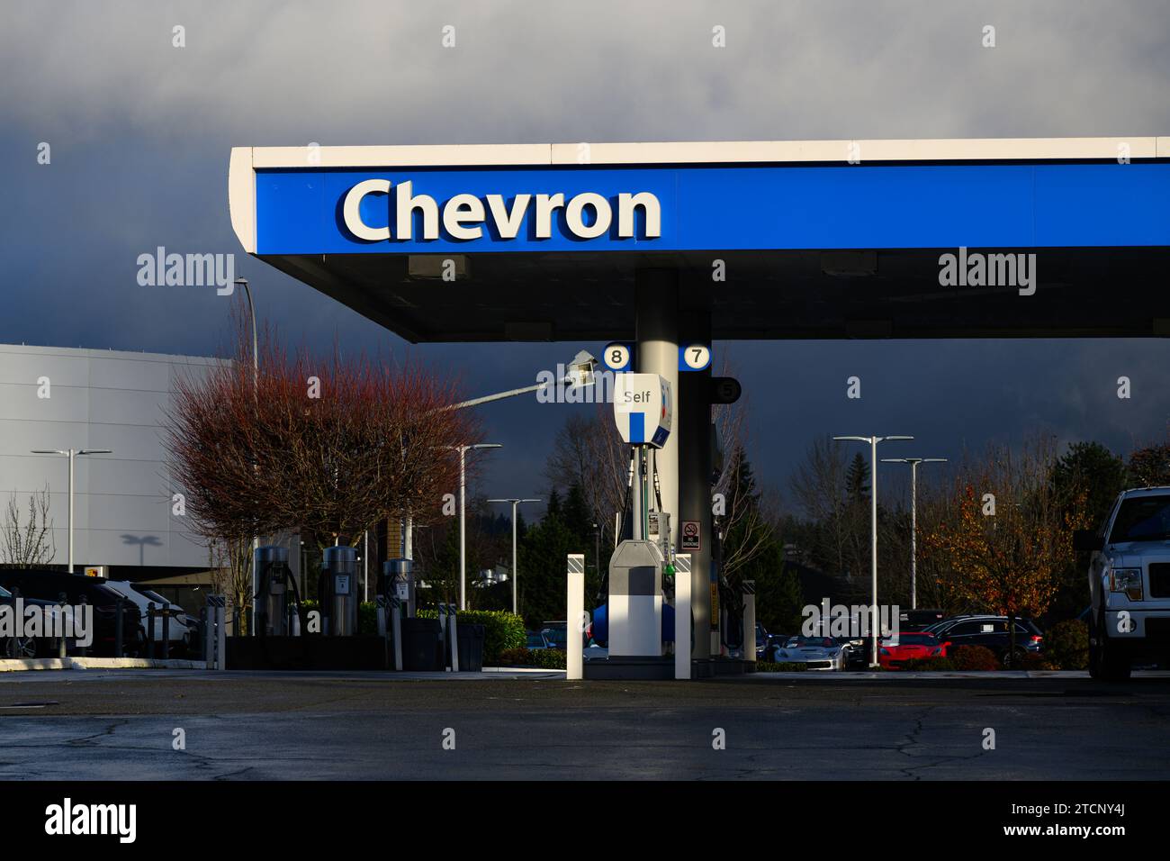 Bellevue, WA, États-Unis - 10 décembre 2023 ; panneau Chevron sur l'auvent de la station-service en bleu et blanc par temps humide Banque D'Images
