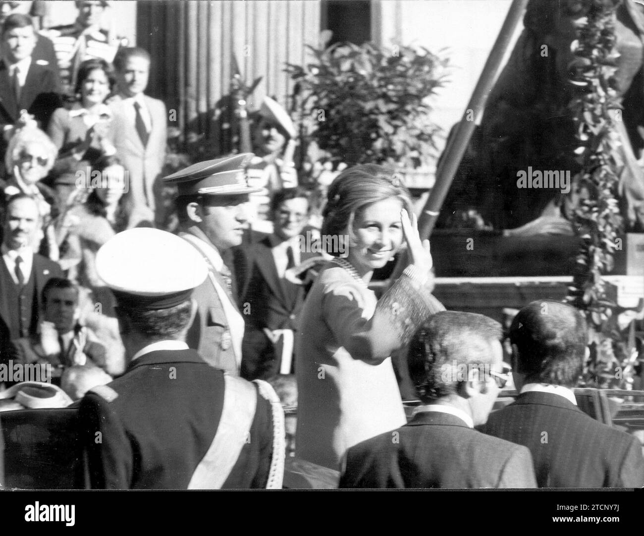 11/21/1975. Les rois quittant le Palacio de las Cortes après la prestation de serment du roi Juan Carlos I. Crédit : Album / Archivo ABC Banque D'Images