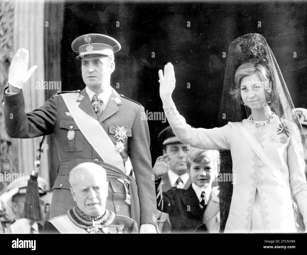 11/26/1975. Les Rois quittent le Jerónimos après avoir assisté à la messe du Saint-Esprit. Crédit : Album / Archivo ABC Banque D'Images