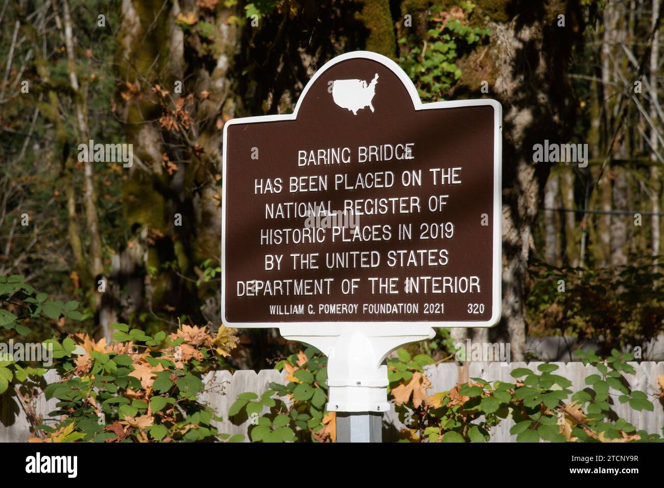 Baring, WA, États-Unis - 28 octobre 2023 ; panneau indiquant que Baring Bridge a été inscrit sur le registre national des lieux historiques en 2019 Banque D'Images