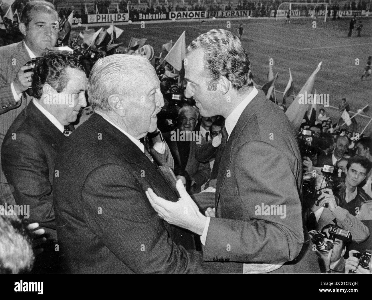 Madrid, 04/19/1978. Le roi Juan Carlos impose la Médaille d’Or du mérite sportif à Santiago Bernabéu, dans le box présidentiel de son stade, moments de la finale de la coupe entre le FC Barcelone et l’UD Las Palmas. Crédit : Album / Archivo ABC / Teodoro Naranjo Domínguez Banque D'Images