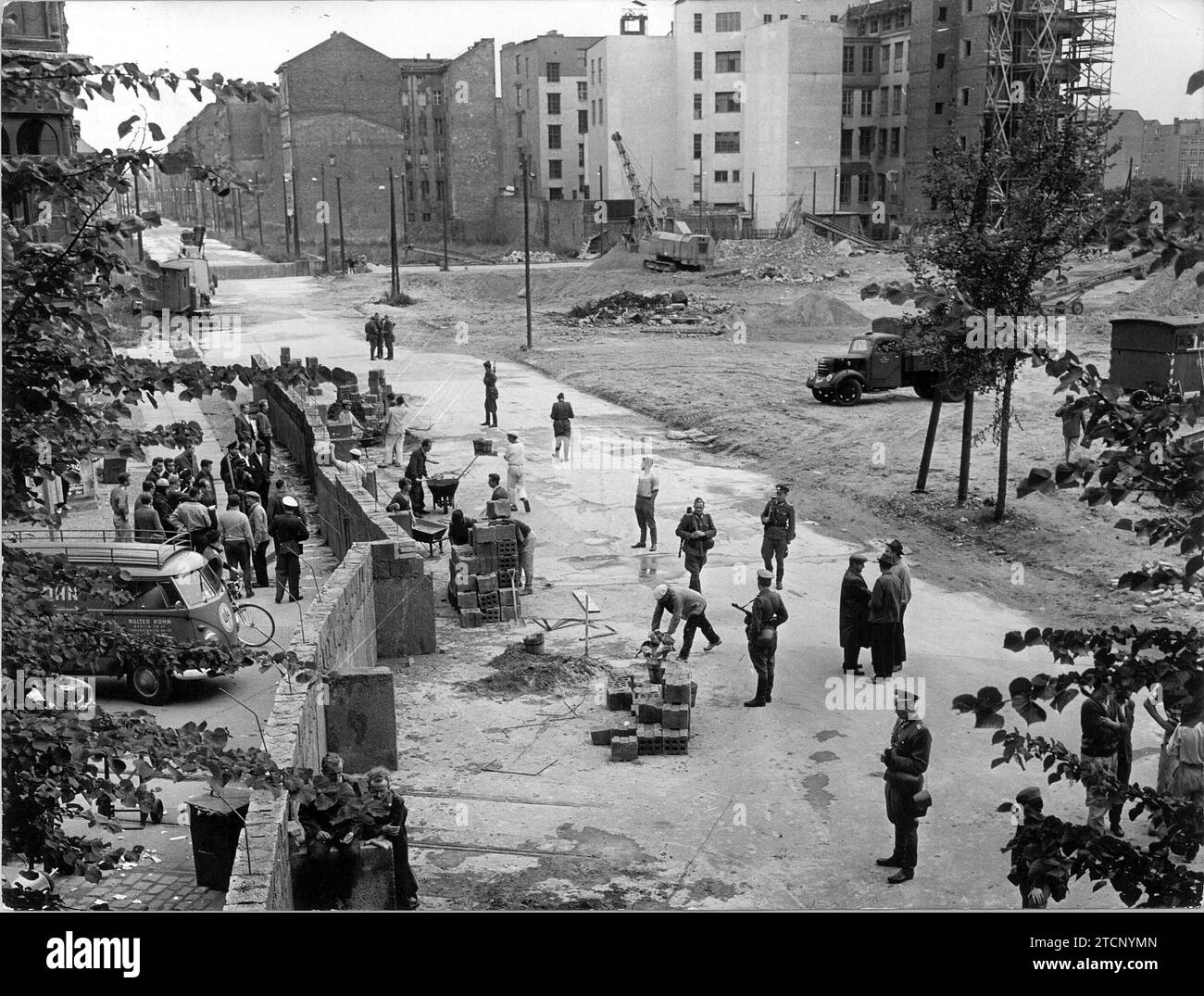 Berlin, août 1961. Construction du mur de Berlin. Crédit : Album / Archivo ABC Banque D'Images