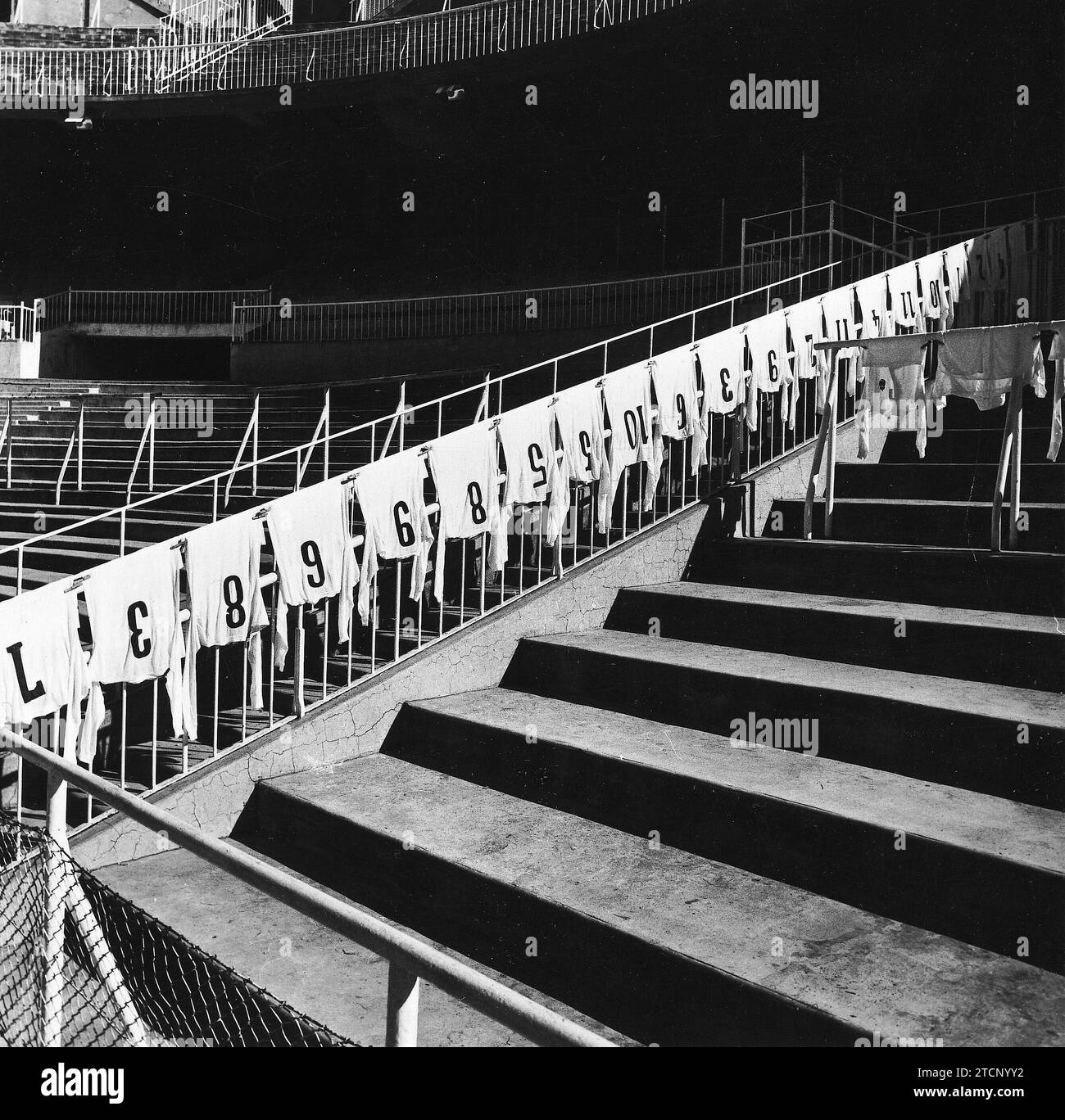 Madrid. 10/01/1963. Au stade Santiago Bernabéu, les maillots des joueurs accrochés aux balustrades, à côté des tribunes, à sécher. Crédit : Album / Archivo ABC / Teodoro Naranjo Domínguez Banque D'Images