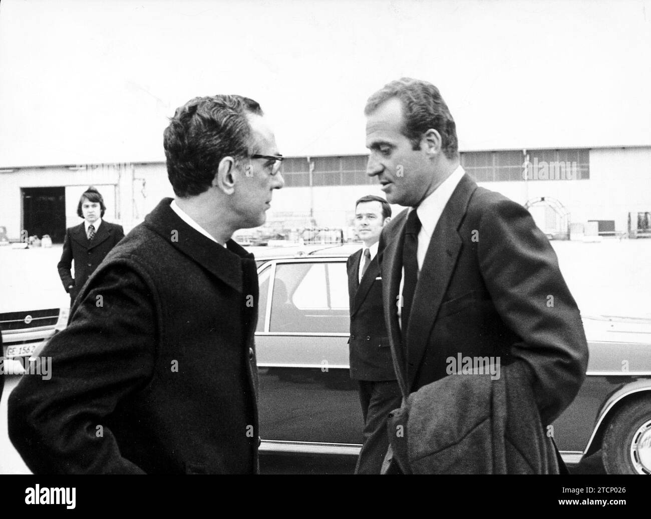 03/21/1975. Dans l'image, Don Juan Carlos à son arrivée à l'aéroport de Genève pour assister aux funérailles qui auront lieu le 24 dans l'église des Sacrés-cœurs de Lausanne pour la mort de l'enfant Don Jaime de Borbón, qui a eu lieu le 20. Crédit : Album / Archivo ABC Banque D'Images
