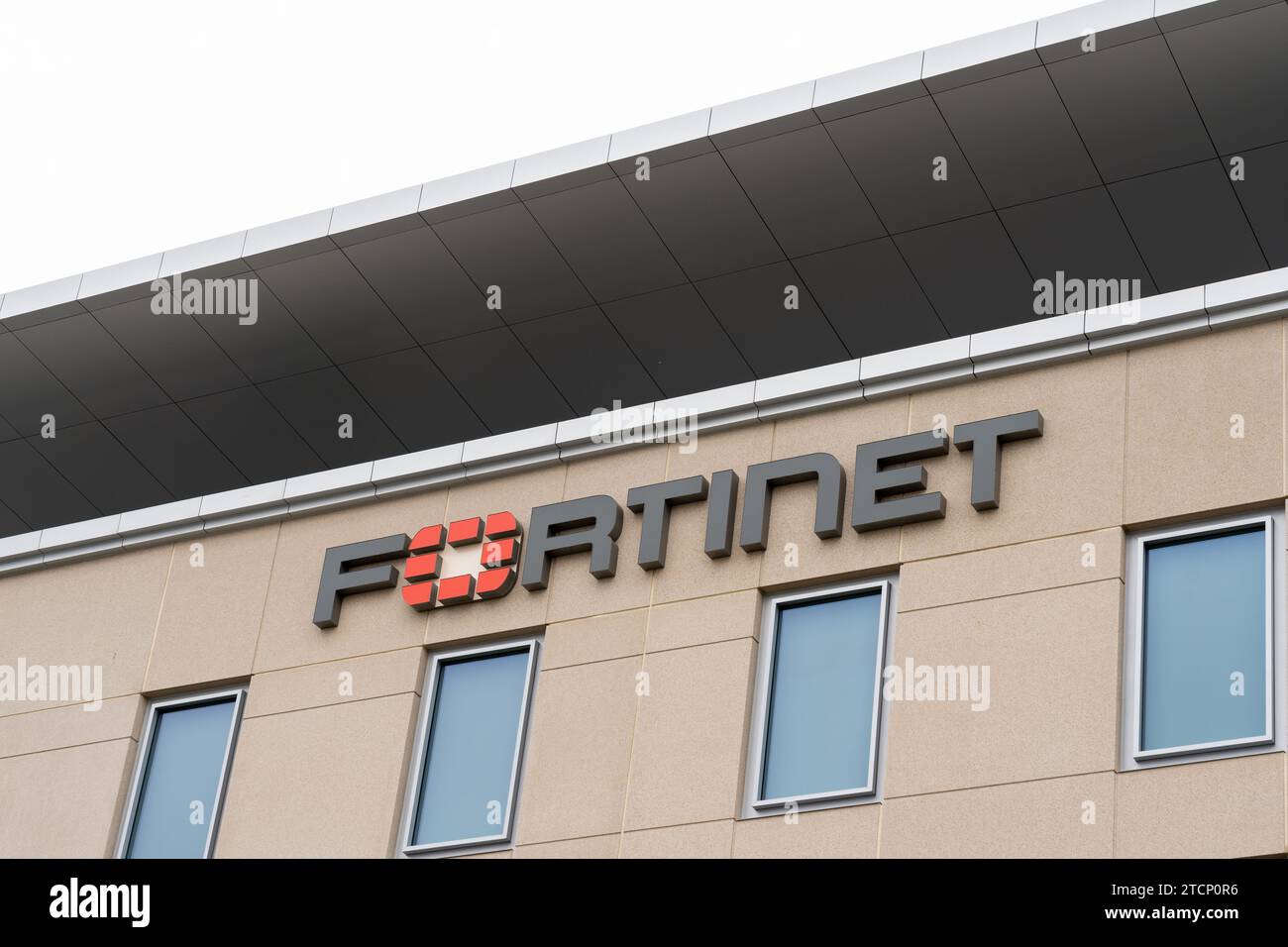 Gros plan du panneau Fortinet sur son siège social à Sunnyvale, Californie, États-Unis Banque D'Images