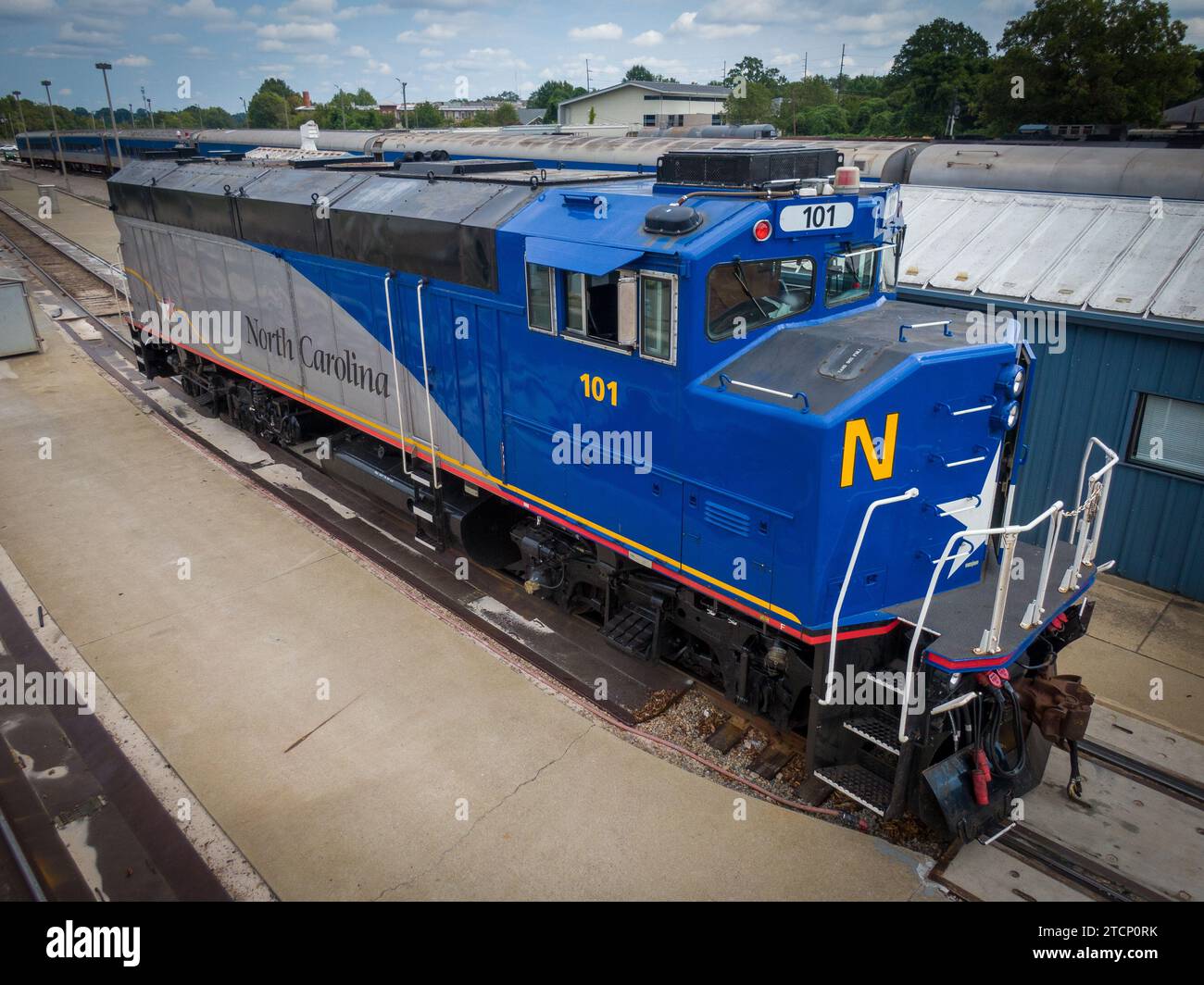 photos de drones de différents wagons et trains amtrak par temps nuageux dans le centre-ville de raleigh, caroline du nord Banque D'Images