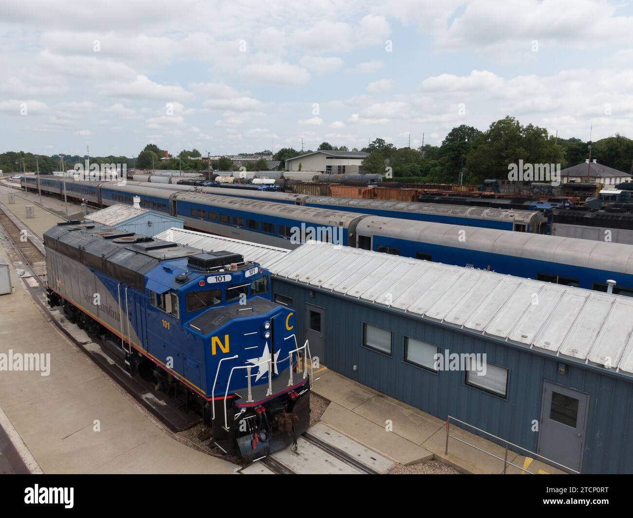 photos de drones de différents wagons et trains amtrak par temps nuageux dans le centre-ville de raleigh, caroline du nord Banque D'Images
