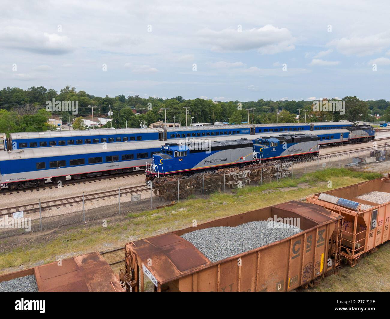 photos de drones de différents wagons et trains amtrak par temps nuageux dans le centre-ville de raleigh, caroline du nord Banque D'Images