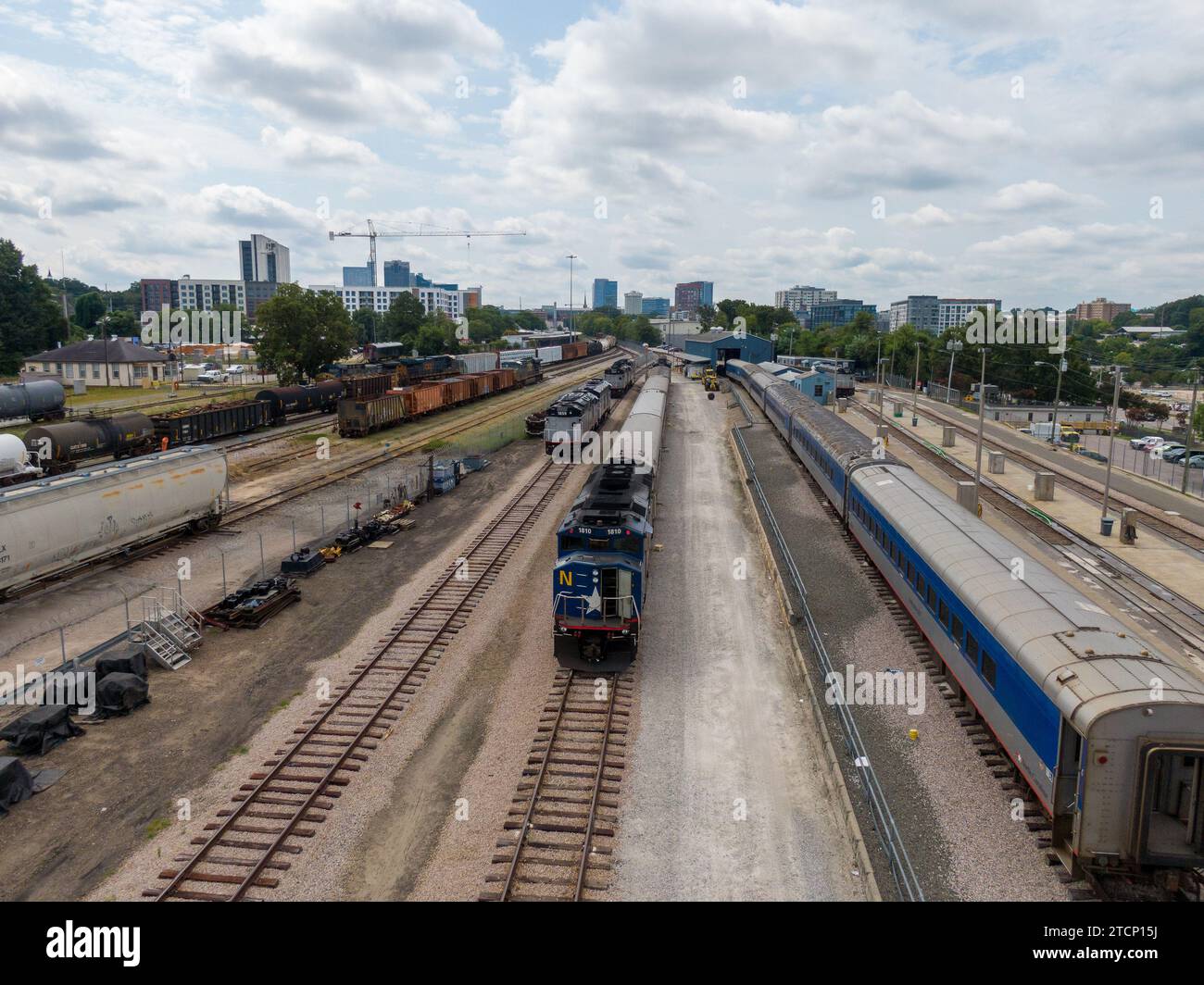 photos de drones de différents wagons et trains amtrak par temps nuageux dans le centre-ville de raleigh, caroline du nord Banque D'Images