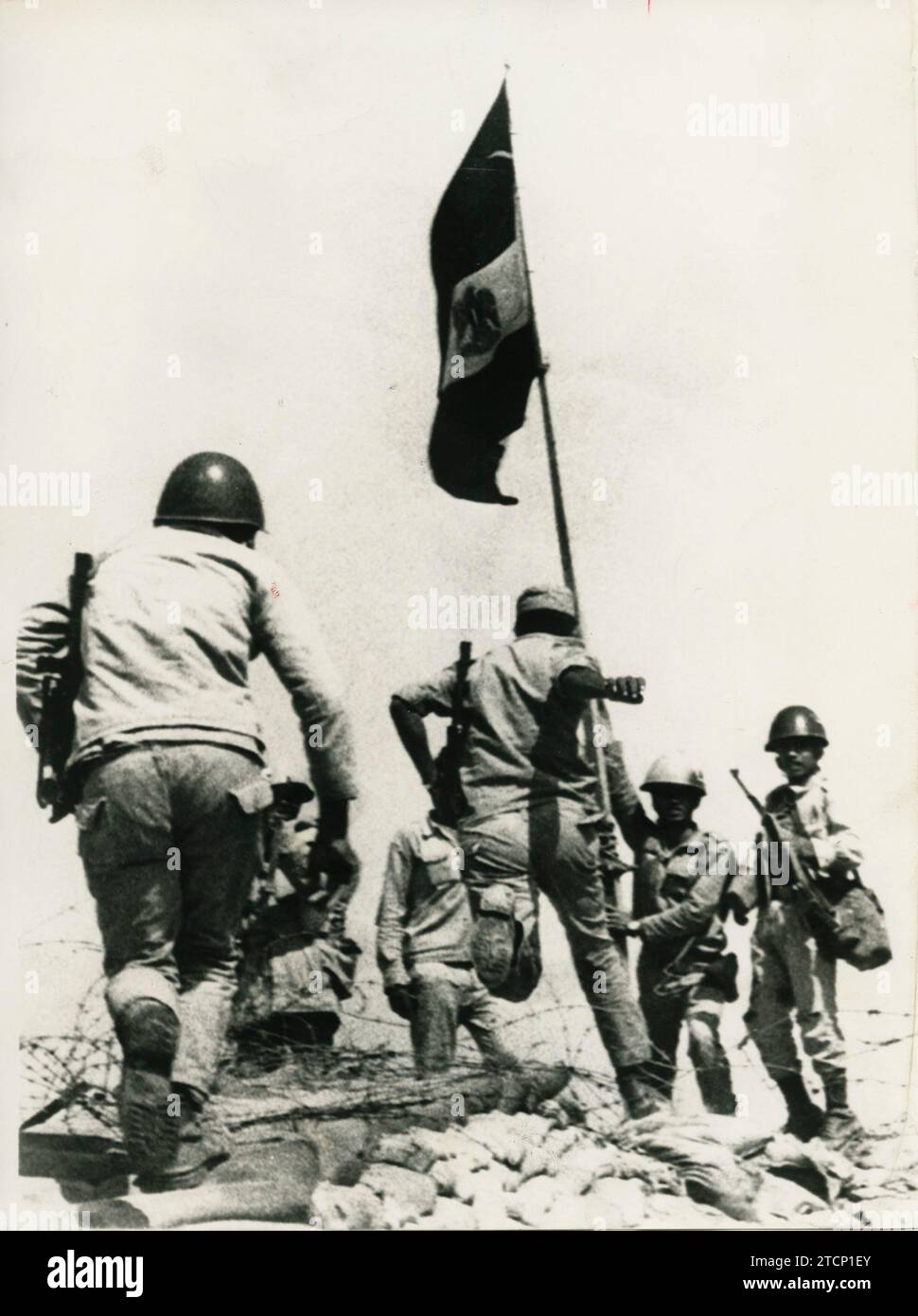 10/13/1973. PÉNINSULE DU SINAÏ. Les forces égyptiennes hissent le drapeau de leur pays dans l'une des fortifications de la ligne Bar-Lev, occupée pendant la première phase des combats sur la rive orientale de la Manche. (Guerre de Yom Kippour). Crédit : Album / Archivo ABC Banque D'Images