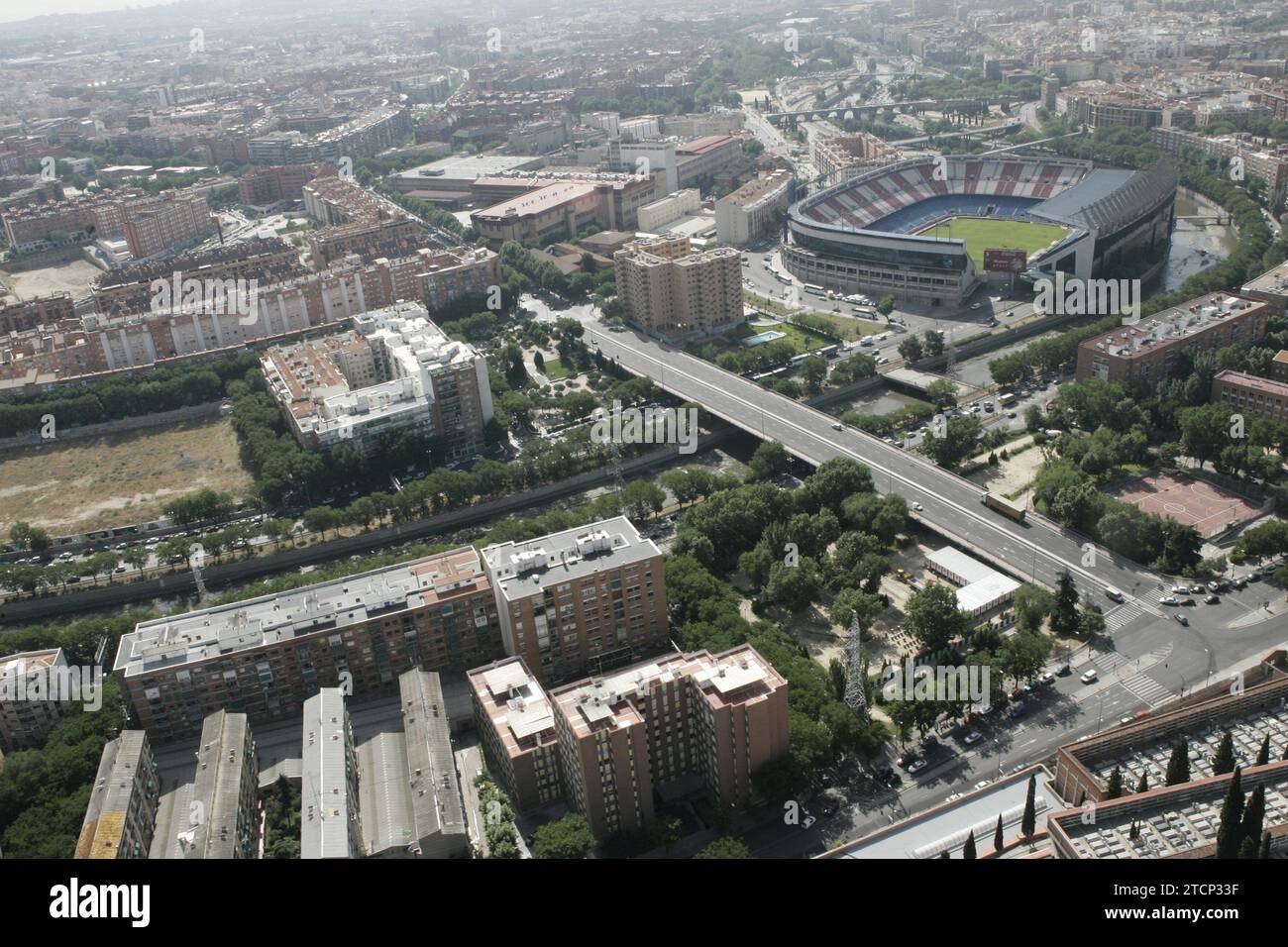 06/02/2005. 03-06-05. Madrid. Vues aériennes de la ville. Dans l'image : le Vicente Calderón, la rivière Manzanares et ses environs. Crédit : Album / Archivo ABC / José María Barroso Banque D'Images