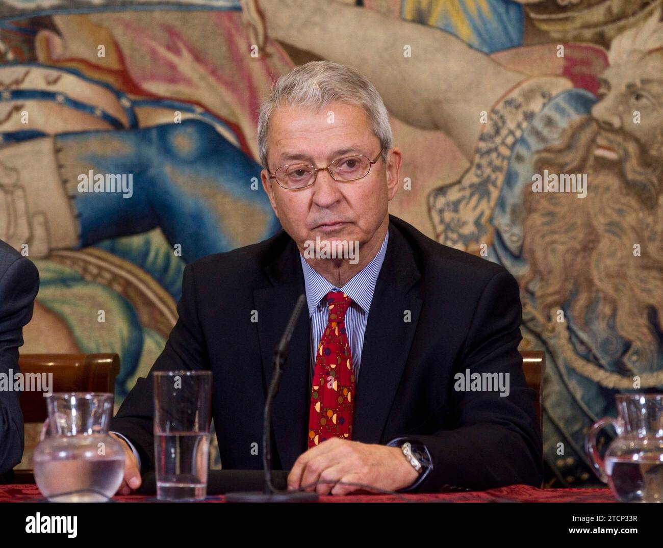 MADRID, 09/20/2013.- le chef du service médical de la Maison, Miguel Fernández-Tapia (i) ; l'expert en chirurgie reconstructive de la clinique américaine Mayo, Miguel Cabanela (2i) ; le chef de la Casa del Rey, Rafael Spottorno (2d), et le traumatologue Ángel Villamor (d), lors de la conférence de presse convoquée par la Casa del Rey cet après-midi à la Zarzuela, pour annoncer les détails de la nouvelle opération sur la hanche gauche, à laquelle le roi Juan Carlos se soumettra....photo:Angel DE Antonio....ARCHDC ANGEL DE Antonio. Crédit : Album / Archivo ABC / Ángel de Antonio Banque D'Images