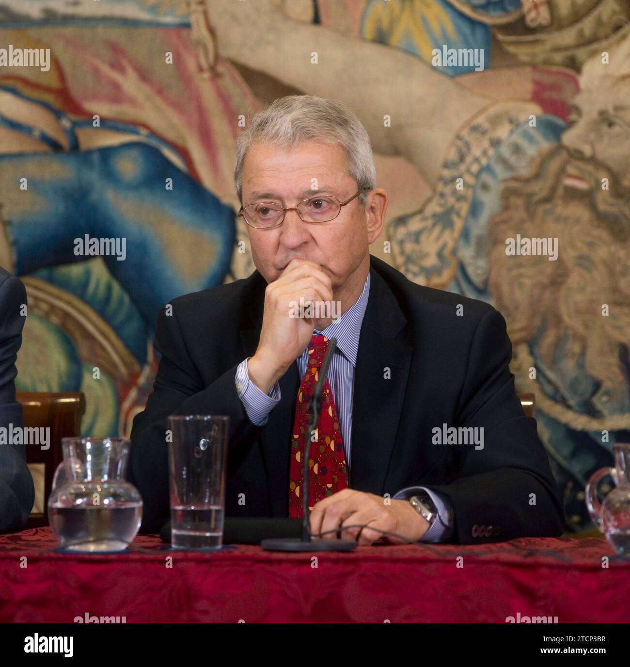 MADRID, 09/20/2013.- le chef du service médical de la Maison, Miguel Fernández-Tapia (i) ; l'expert en chirurgie reconstructive de la clinique américaine Mayo, Miguel Cabanela (2i) ; le chef de la Casa del Rey, Rafael Spottorno (2d), et le traumatologue Ángel Villamor (d), lors de la conférence de presse convoquée par la Casa del Rey cet après-midi à la Zarzuela, pour annoncer les détails de la nouvelle opération sur la hanche gauche, à laquelle le roi Juan Carlos se soumettra....photo:Angel DE Antonio....ARCHDC ANGEL DE Antonio. Crédit : Album / Archivo ABC / Ángel de Antonio Banque D'Images