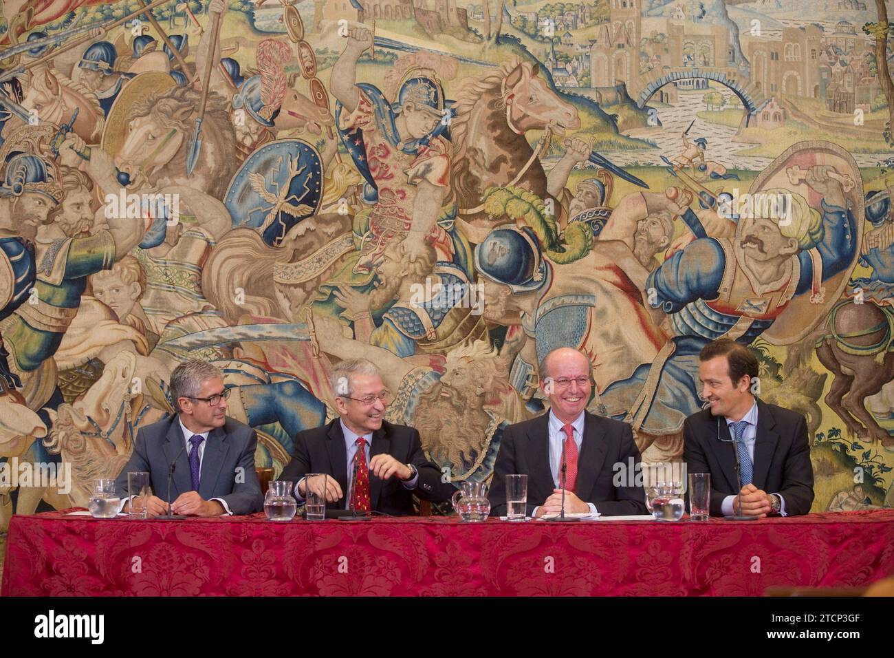 MADRID, 09/20/2013.- le chef du service médical de la Maison, Miguel Fernández-Tapia (i) ; l'expert en chirurgie reconstructive de la clinique américaine Mayo, Miguel Cabanela (2i) ; le chef de la Casa del Rey, Rafael Spottorno (2d), et le traumatologue Ángel Villamor (d), lors de la conférence de presse convoquée par la Casa del Rey cet après-midi à la Zarzuela, pour annoncer les détails de la nouvelle opération sur la hanche gauche, à laquelle le roi Juan Carlos se soumettra....photo:Angel DE Antonio....ARCHDC ANGEL DE Antonio. Crédit : Album / Archivo ABC / Ángel de Antonio Banque D'Images