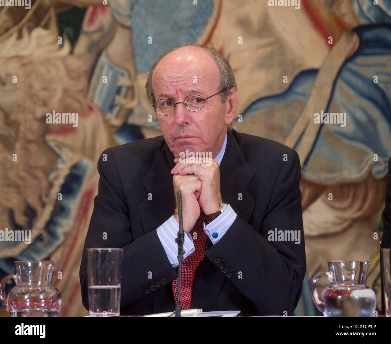 MADRID, 09/20/2013.- le chef du service médical de la Maison, Miguel Fernández-Tapia (i) ; l'expert en chirurgie reconstructive de la clinique américaine Mayo, Miguel Cabanela (2i) ; le chef de la Casa del Rey, Rafael Spottorno (2d), et le traumatologue Ángel Villamor (d), lors de la conférence de presse convoquée par la Casa del Rey cet après-midi à la Zarzuela, pour annoncer les détails de la nouvelle opération sur la hanche gauche, à laquelle le roi Juan Carlos se soumettra....photo:Angel DE Antonio....ARCHDC ANGEL DE Antonio. Crédit : Album / Archivo ABC / Ángel de Antonio Banque D'Images