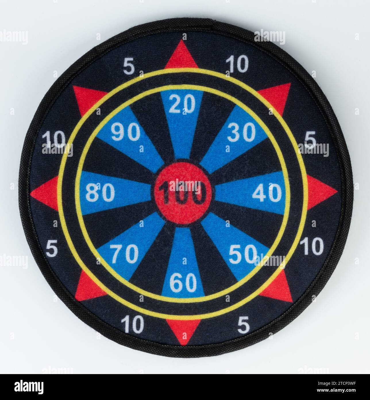 Cible de fléchettes de cercle avec des nombres et des champs isolés sur fond de studio blanc Banque D'Images