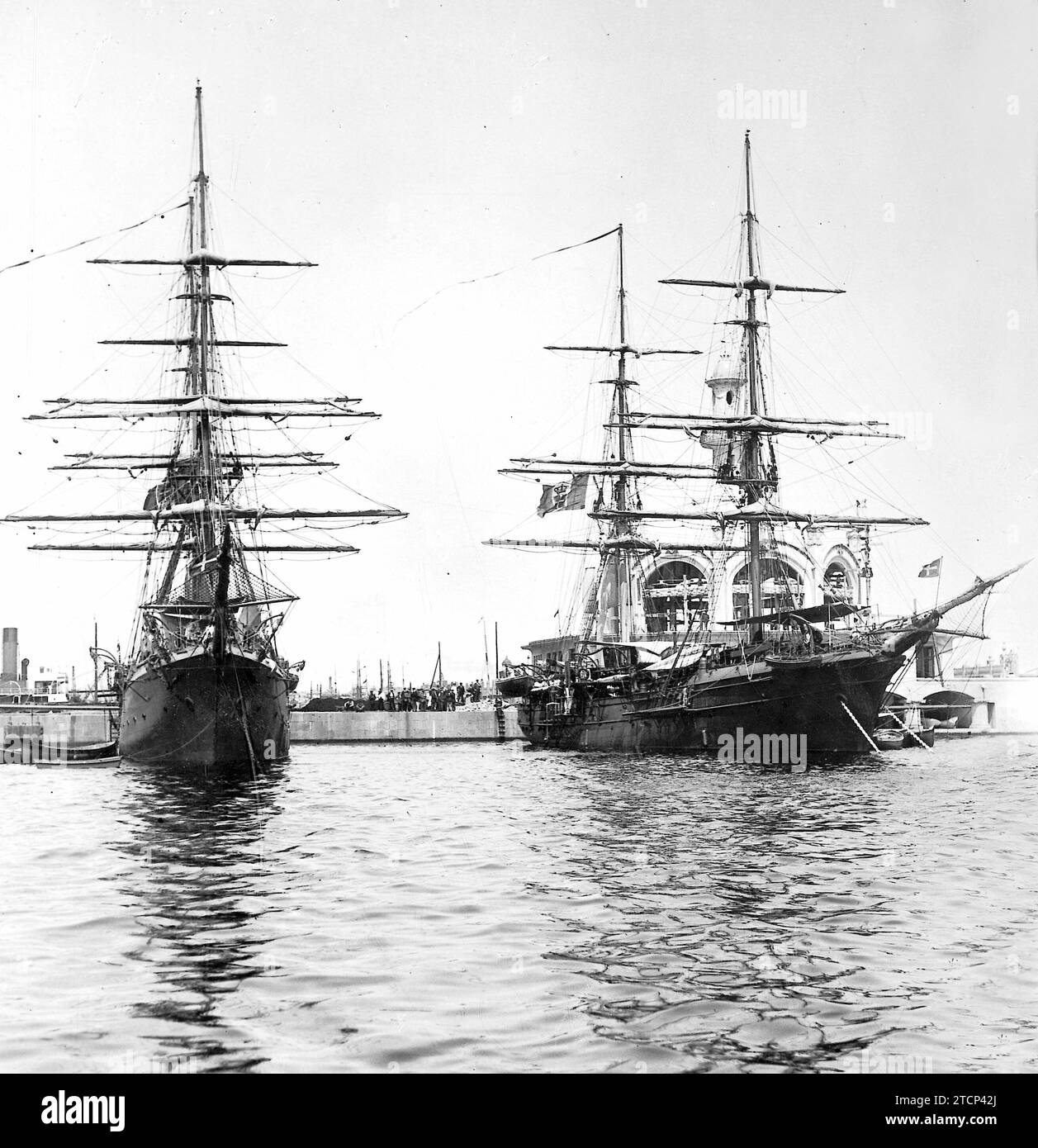 07/31/1913. Navires de guerre étrangers. Les Brigantines de guerre italiennes 'Palinuro' et 'Misseno', ancrées dans le port de Barcelone. Crédit : Album / Archivo ABC / José Arija Banque D'Images