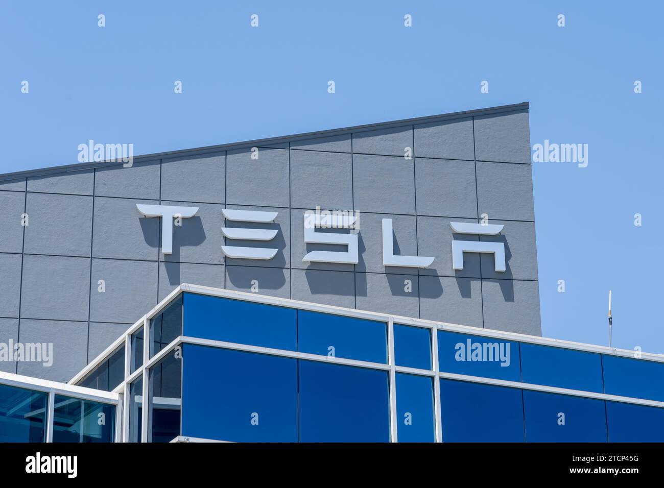 Signe Tesla sur le bâtiment du Tesla Motors Center à Fremont, CA, États-Unis Banque D'Images
