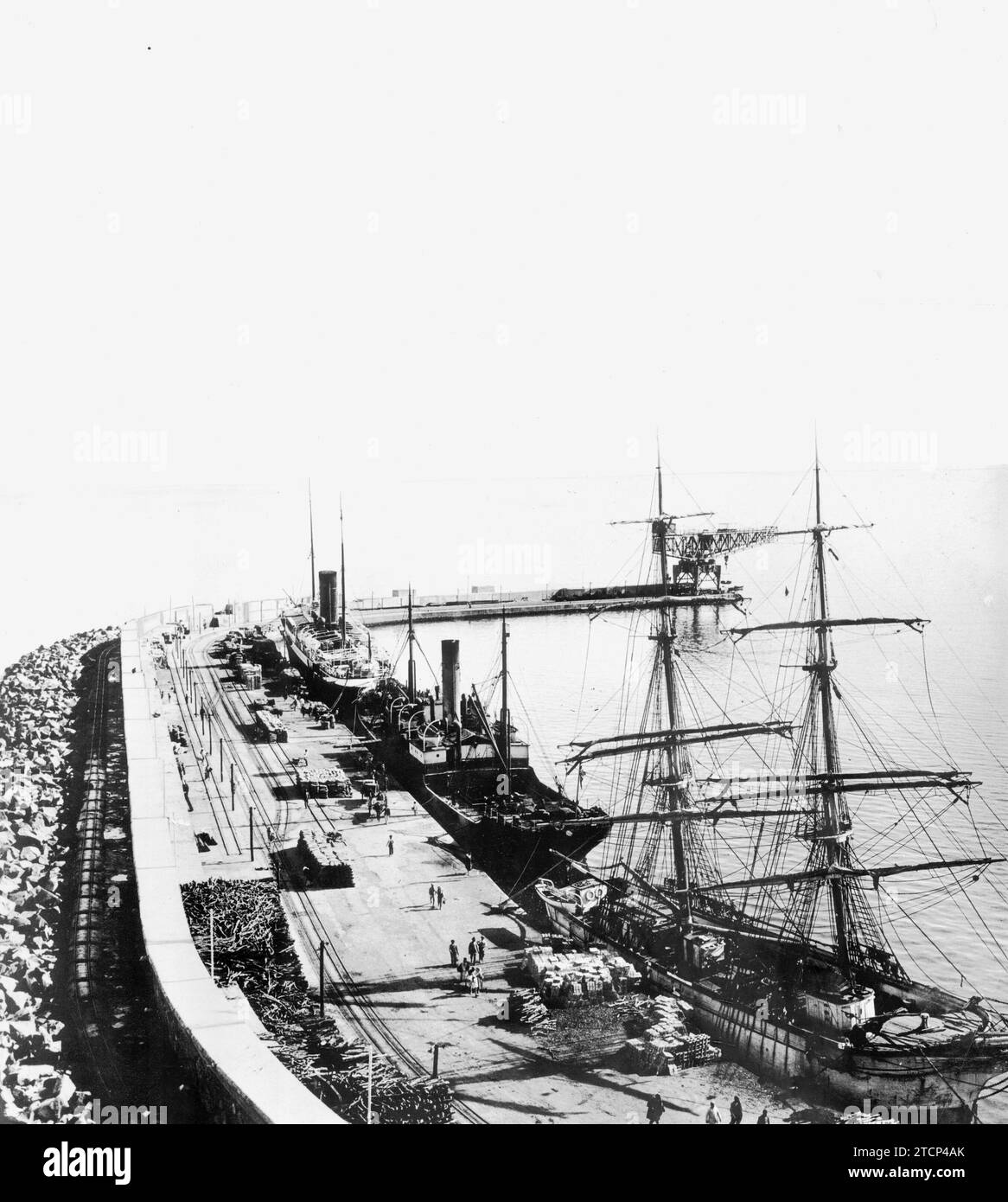 Melilla, mars 1914. Ce qui a détruit la mer à Melilla. Vue générale du quai de Villanueva, quelques jours avant la tempête qui a fait tomber la grue «Titan» dans la mer, qui est allée au fond et a détruit tout le quai de la courbe. Crédit : Album / Archivo ABC / Lázaro Banque D'Images