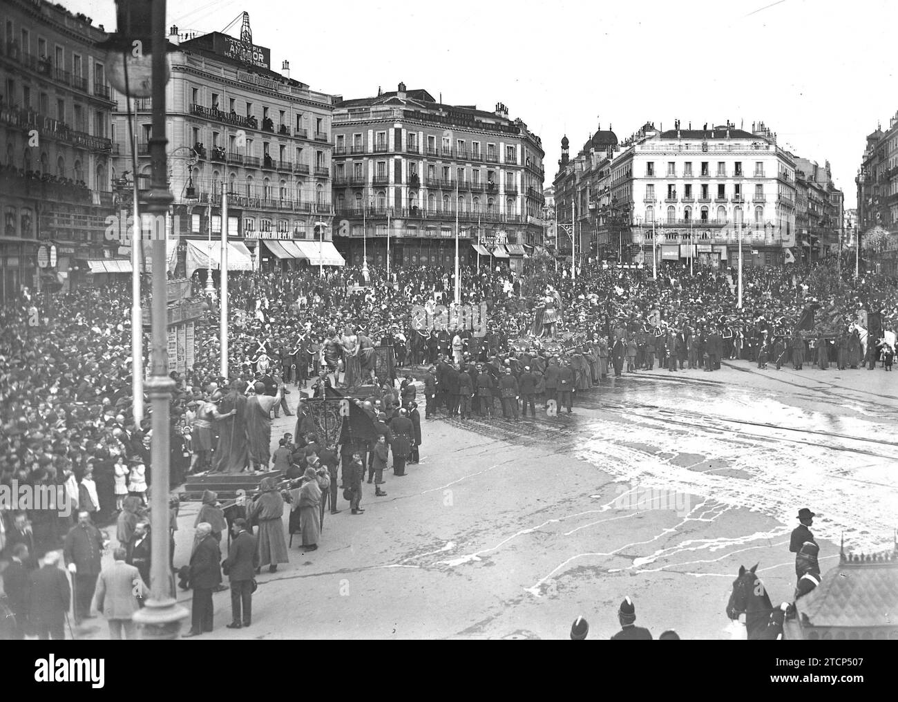 Madrid, 04/10/1914. Semaine Sainte à Madrid. La procession du Vendredi Saint défilait hier après-midi à travers la Puerta del sol pour se diriger vers la Plaza de la Armería. Crédit : Album / Archivo ABC / Ramón Alba Banque D'Images