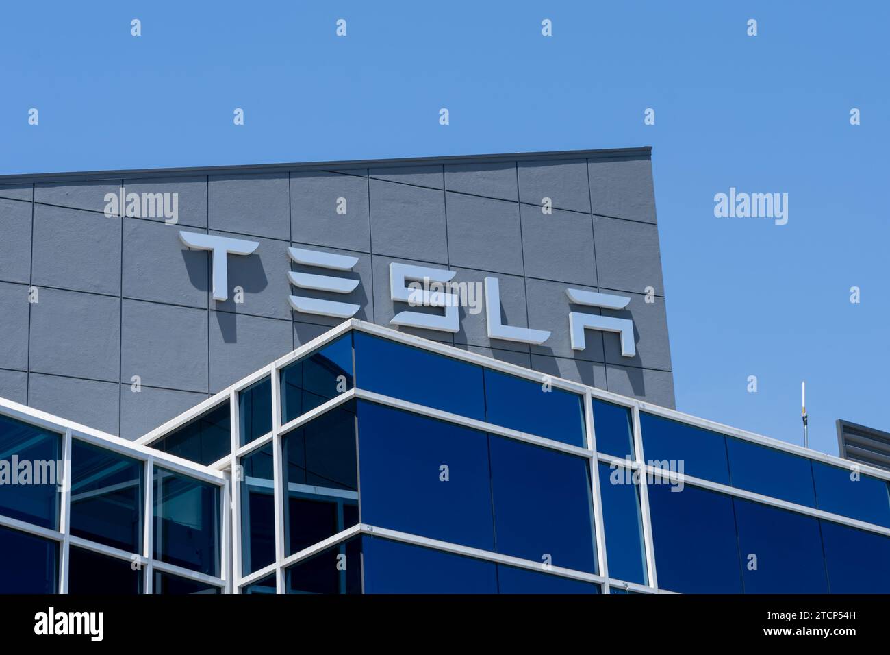 Signe Tesla sur le bâtiment du Tesla Motors Center à Fremont, CA, États-Unis Banque D'Images