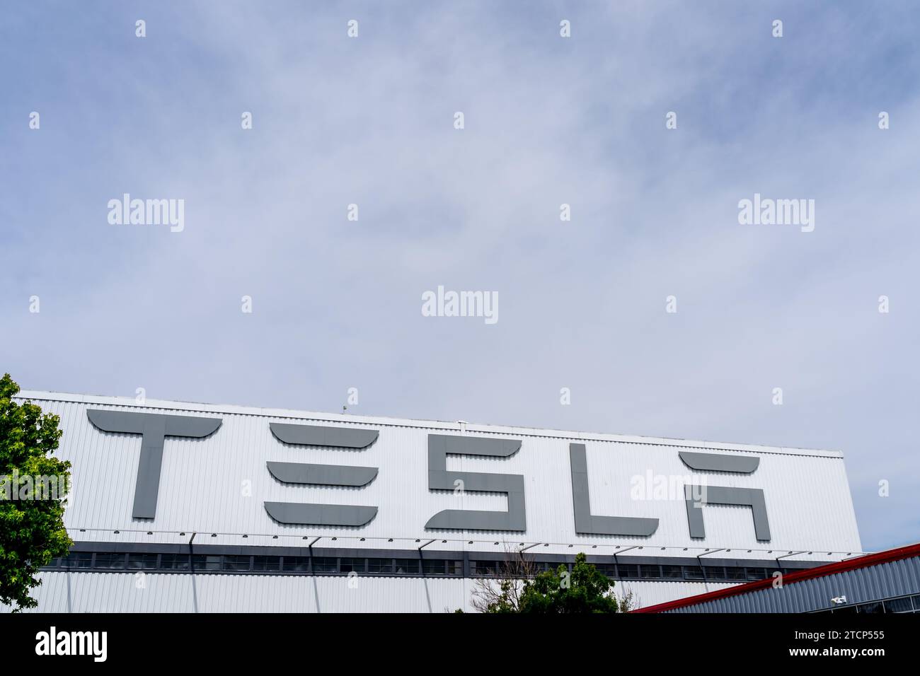 Signe Tesla sur le bâtiment du Tesla Motors Center à Fremont, CA, États-Unis Banque D'Images Signe Tesla sur le bâtiment du Tesla Motors Center à Fremont, CA, États-Unis Banque D'Images