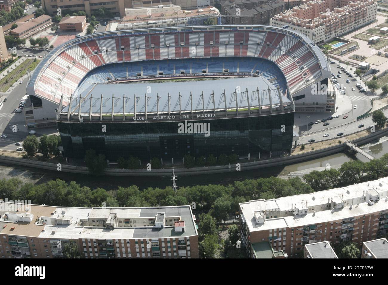 06/02/2005. 03-06-05. Madrid. Vues aériennes de la ville. Dans l'image : le Vicente Calderón, la rivière Manzanares et ses environs. Crédit : Album / Archivo ABC Banque D'Images