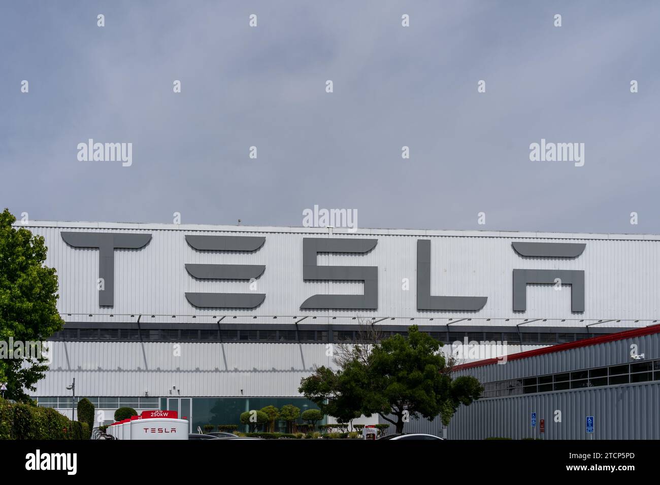 Signe logo Tesla closeup sur le bâtiment du Tesla Motors Center à Fremont, CA, États-Unis Banque D'Images Signe logo Tesla closeup sur le bâtiment du Tesla Motors Center à Fremont, CA, États-Unis Banque D'Images