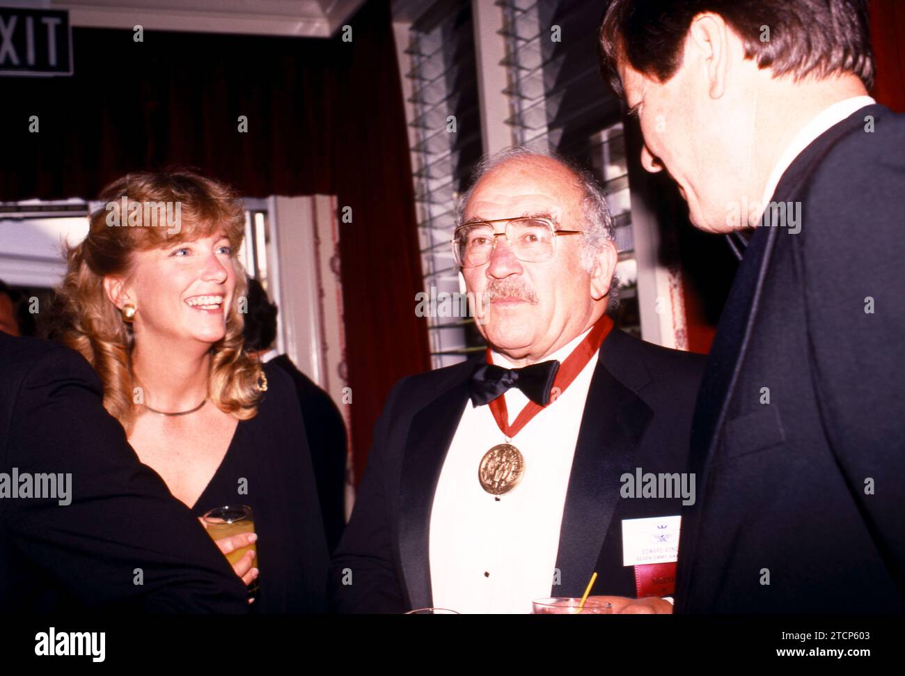 HOLLYWOOD, CA - JUILLET 1983 : l'acteur Ed Asner regarde après avoir reçu le prix Academy of Achievement vers juillet 1983. (Photo de Hy Peskin) *** Légende locale *** Ed Asner Banque D'Images