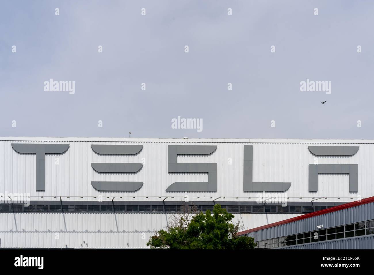 Signe logo Tesla sur le bâtiment du Tesla Motors Center à Fremont, CA, États-Unis Banque D'Images Signe logo Tesla sur le bâtiment du Tesla Motors Center à Fremont, CA, États-Unis Banque D'Images