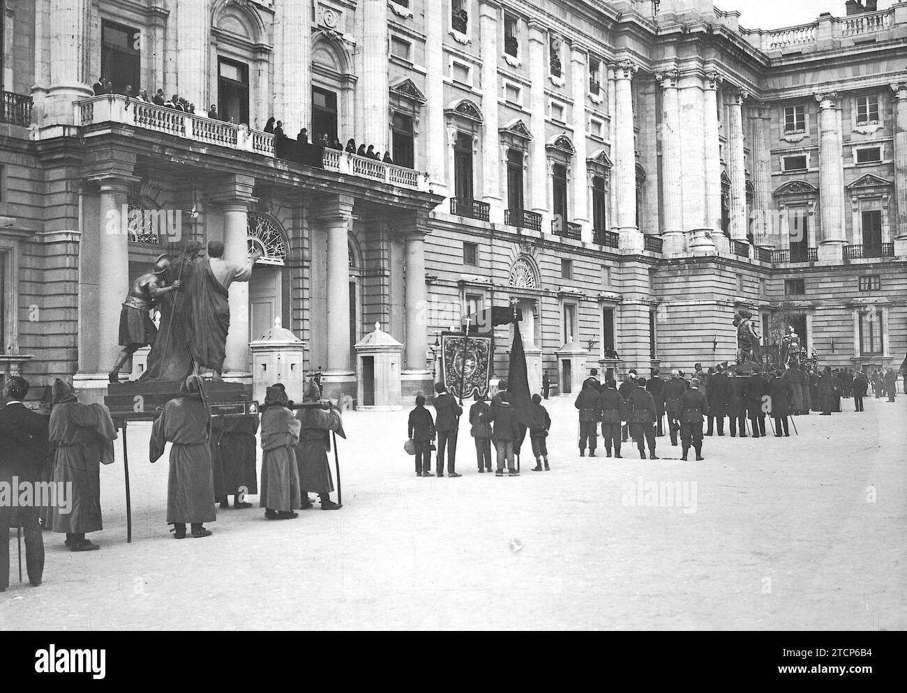 04/09/1914. La procession du Vendredi Saint à Madrid. Leurs Majestés et Altesses Royales assistent au passage de la procession de la sainte sépulture depuis l'un des balcons de la Plaza de la Armería Real. Crédit : Album / Archivo ABC / José Zegri Banque D'Images