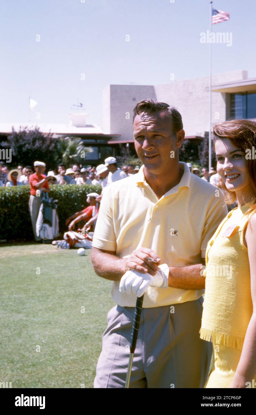 Mai, 1962 : Professionnel golfeur Arnold Palmer (1929-2016) pose pour un portrait avec l'actrice Ann-Margret pendant un événement golf vers mai, 1962. (Photo de Hy Peskin) *** légende locale *** Arnold Palmer;Ann-Margret Banque D'Images