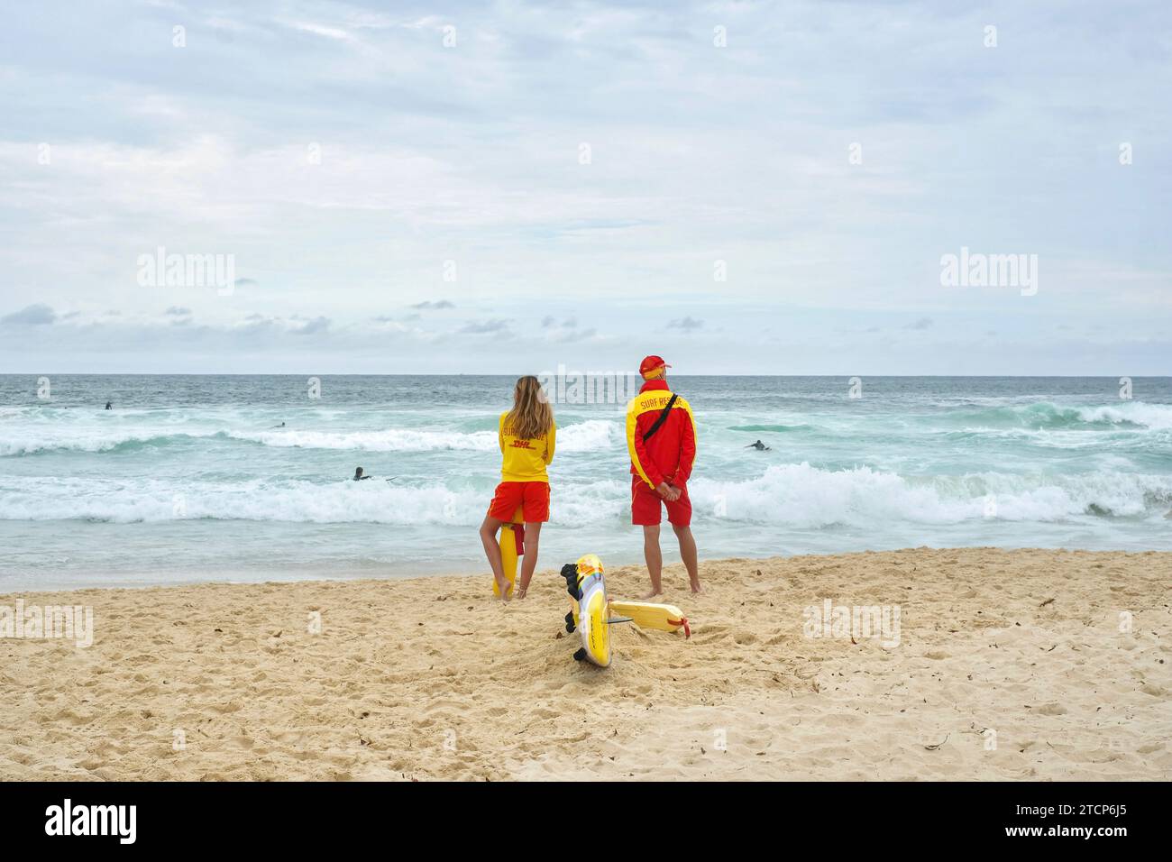 Sydney, Nouvelle-Galles du Sud, Australie - 02 décembre 2023 : deux volontaires du Bondi Surf Bathers Life Saving Club patrouillent sur la plage par temps couvert Banque D'Images