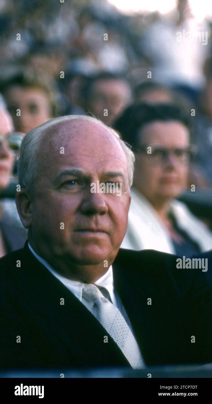 FL - MARS 1956 : le président de la Ligue nationale Warren C. Giles (1896-1979) regarde un match d'entraînement de printemps MLB vers mars 1956 en Floride. (Photo de Hy Peskin) *** Légende locale *** Warren C. Giles Banque D'Images
