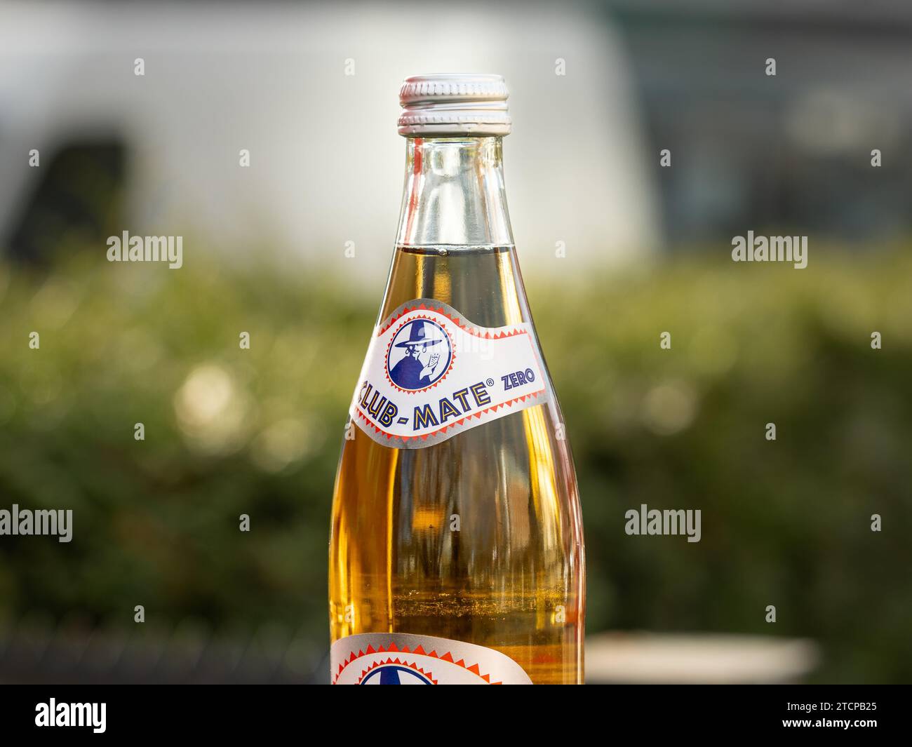 Boisson sans sucre Club Mate en gros plan. Le thé yerba mate est gazéifié et contient de la caféine. Gros plan du logo avec l’icône Django. Banque D'Images