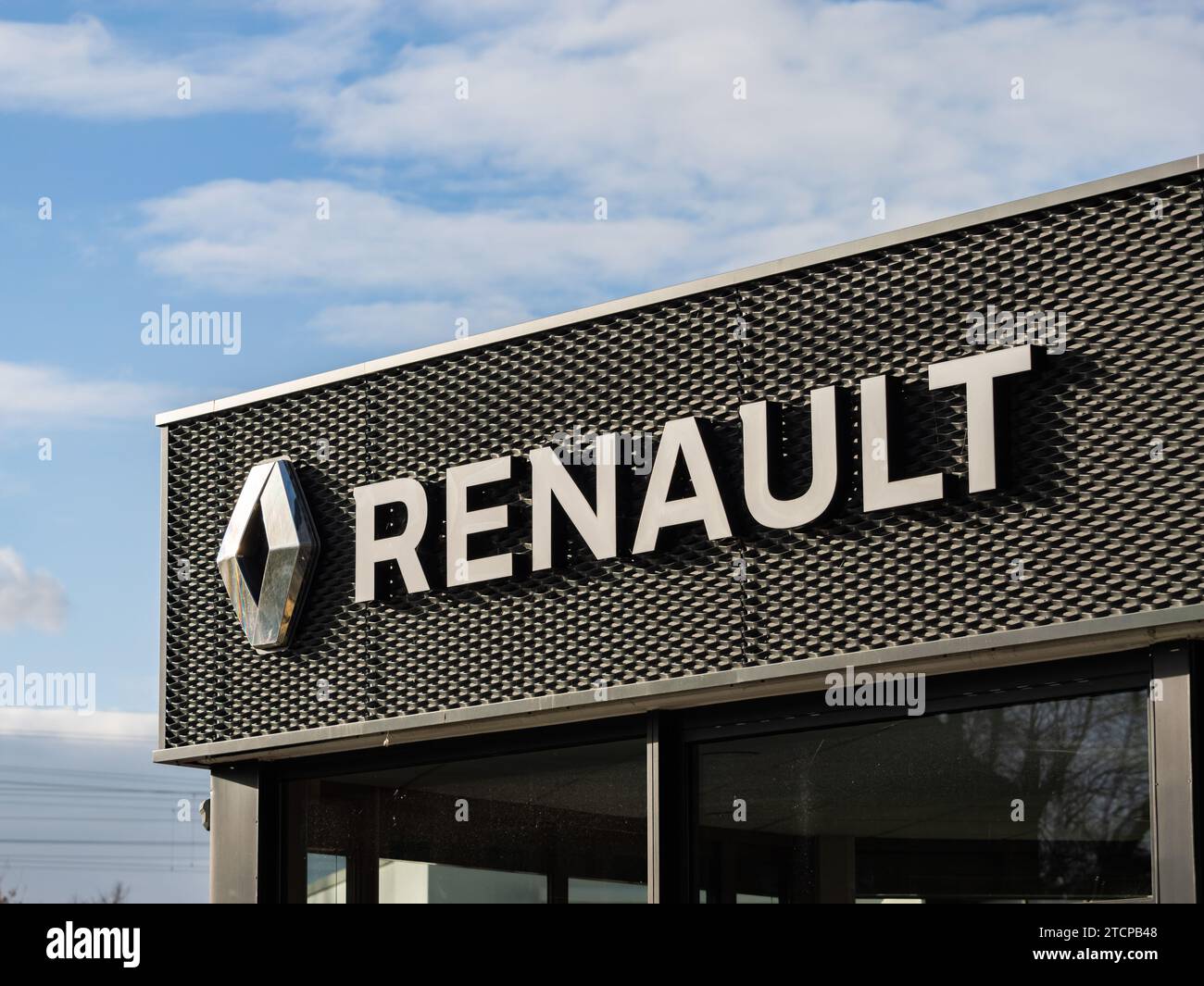 Logo Renault signe de la marque automobile française. Le logotype se trouve à l'extérieur du bâtiment d'un concessionnaire automobile. L'industrie automobile est un gros employeur. Banque D'Images