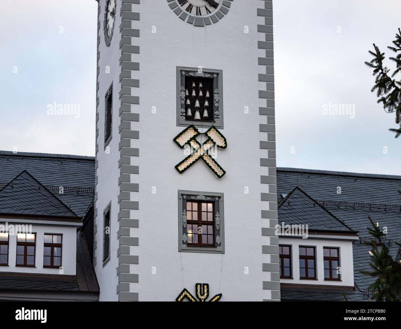 Symbole minier sur le bâtiment de la mairie. Le logo marteau et pick est illuminé pendant la période de Noël. Tradition de vacances à Freiberg. Banque D'Images