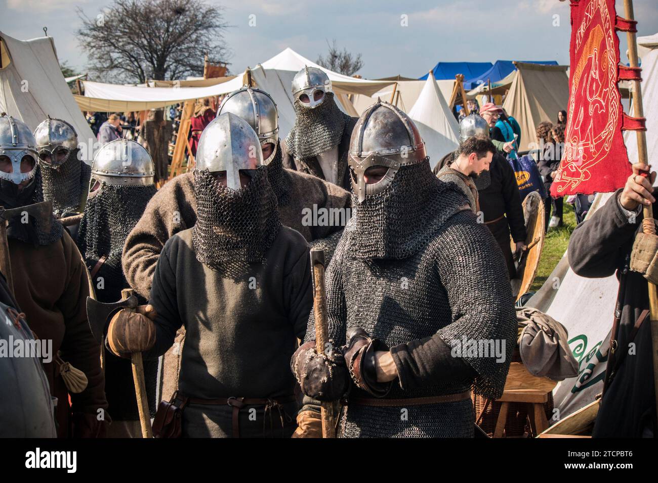 Chevaliers au festival Rękawka, un festival slave pré-chrétien qui se tient sur l'ancien monticule Krakus à Cracovie, en Pologne Banque D'Images
