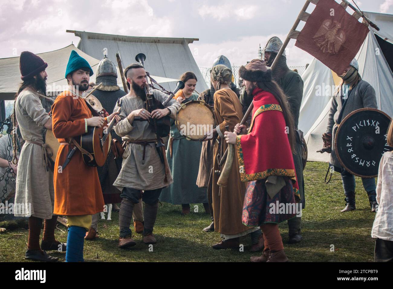 Festivaliers en vêtements médiévaux au festival de Rękawka, un festival slave pré-chrétien tenu sur l'ancien tertre Krakus à Cracovie, en Pologne Banque D'Images