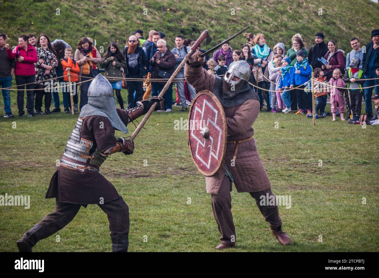 Chevaliers combattant au festival de Rękawka, un festival slave pré-chrétien qui a lieu sur l'ancien monticule Krakus à Cracovie, en Pologne Banque D'Images