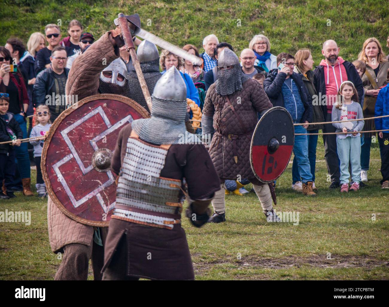 Chevaliers combattant au festival de Rękawka, un festival slave pré-chrétien qui a lieu sur l'ancien monticule Krakus à Cracovie, en Pologne Banque D'Images