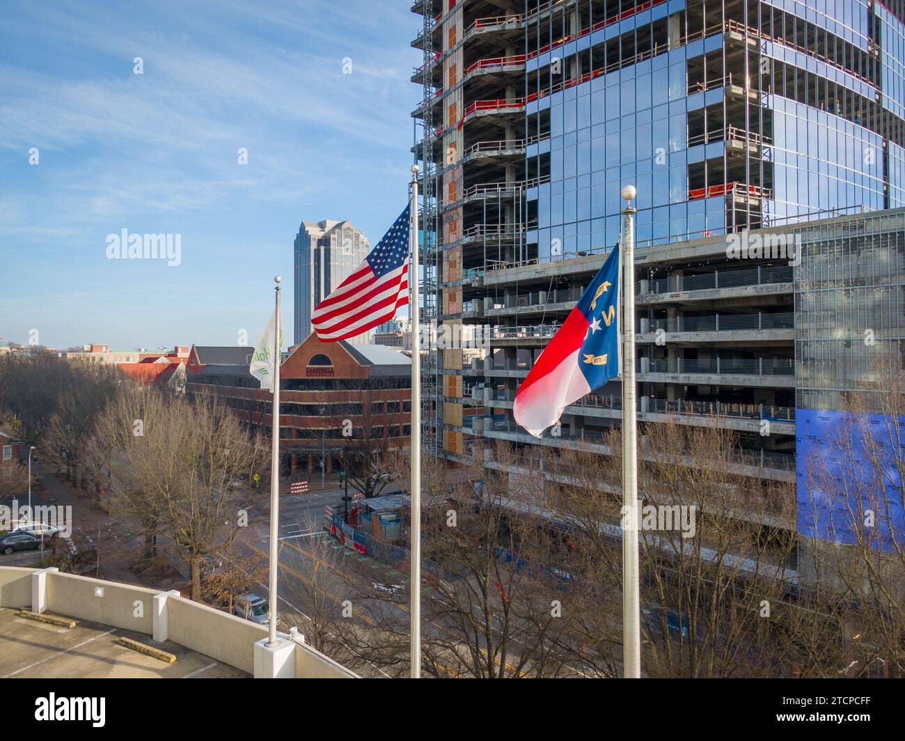 Centre-ville de Raleigh NC mâts de drapeau en face d'un gratte-ciel. Banque D'Images