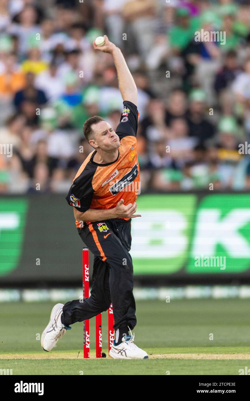 Melbourne, Australie. 13 décembre 2023. Le joueur des Perth Scorchers Jason Behrendorff Bowls lors du match T20 de la KFC Big Bash League (BBL13) entre les Melbourne Stars et les Perth Scorchers au Melbourne Cricket Ground. Crédit : Santanu Banik/Alamy Live News Banque D'Images