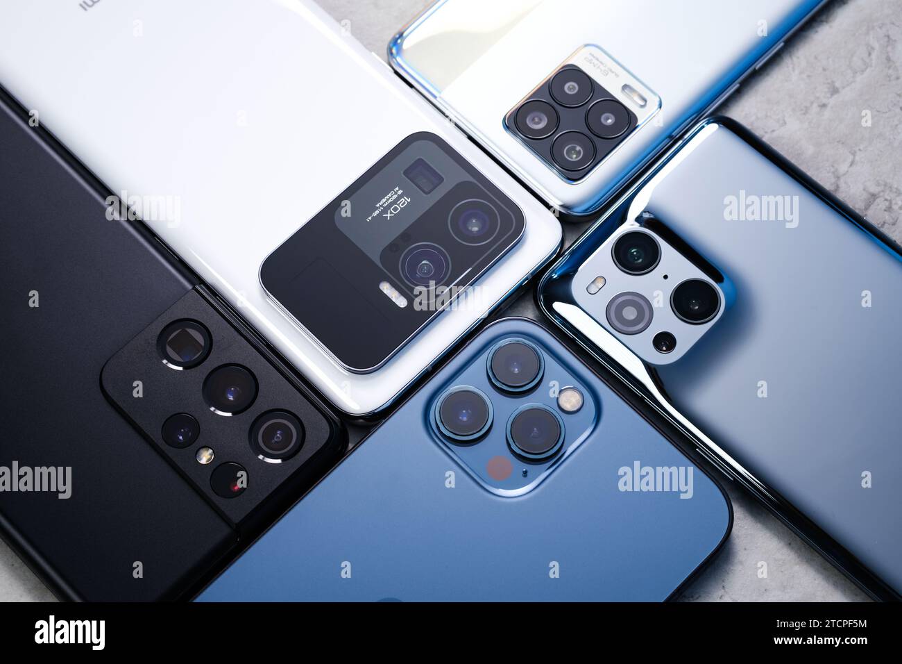 HCMC, VN - décembre 2023. De nombreux types de conception de lentille de caméra de smartphone Banque D'Images