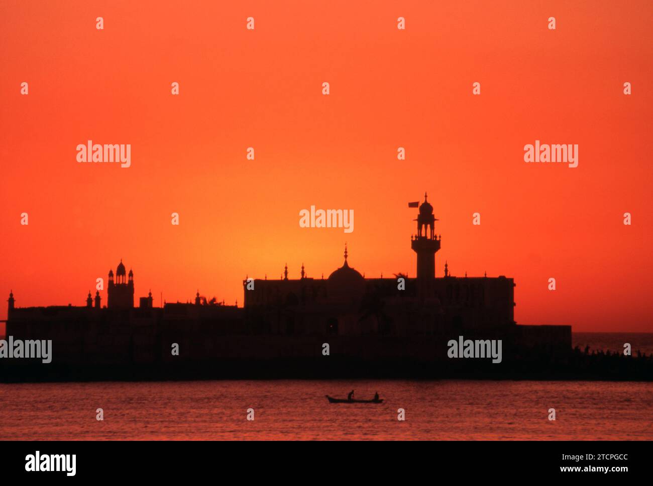 Inde : coucher de soleil à la mosquée Haji Ali et Dargah, Worli Bay, Mumbai. Le dargah est construit dans la mer et abrite la tombe du saint musulman Pir Haji Ali Shah Bukhari. Le dargah a été construit en 1431. Banque D'Images