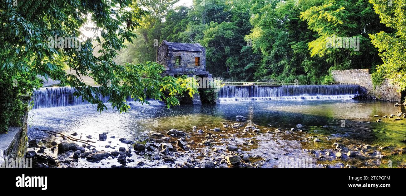 Image panoramique d'un vieux barrage avec une chute d'eau sur la rivière Whippany, Speedwell Lake Park, Morristown, Morris County, New Jersey Banque D'Images