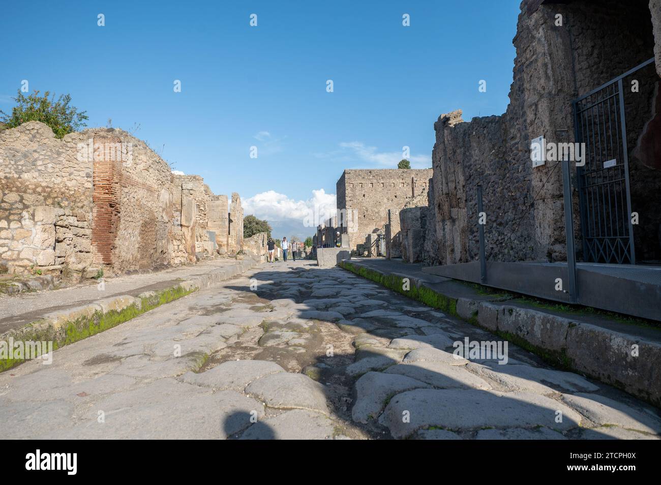Pompéi, Italie : 2023 novembre 16 : les gens marchent à travers l'ancienne Pompéi (site du patrimoine mondial de l'UNESCO). Pavés de la via del Foro en novembre Banque D'Images