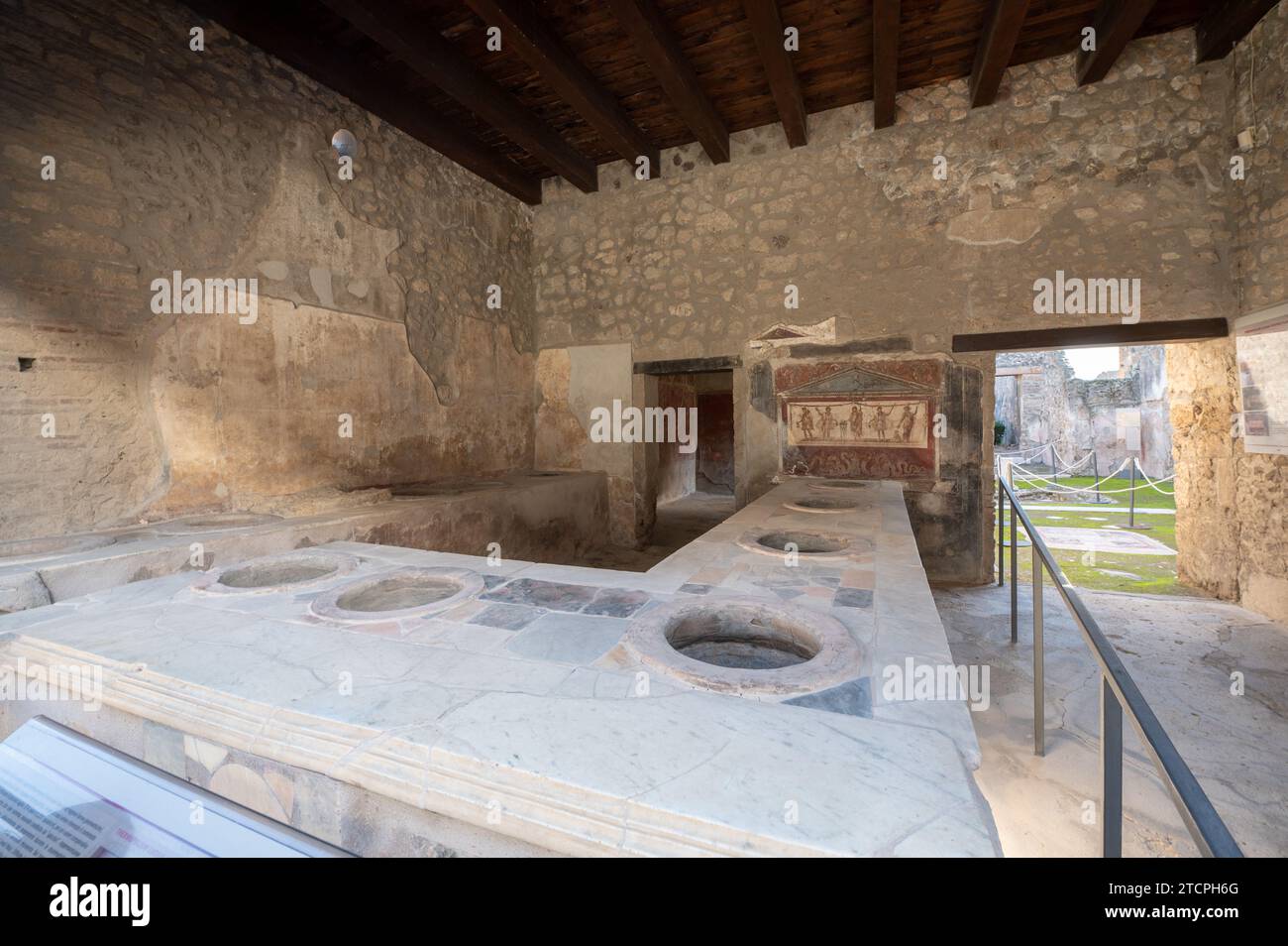 Pompéi, Italie : 2023 novembre 16 : ancien comptoir de bar de l'ancienne Pompéi (site du patrimoine mondial de l'UNESCO). Pavés de la via del Foro en novembre Banque D'Images